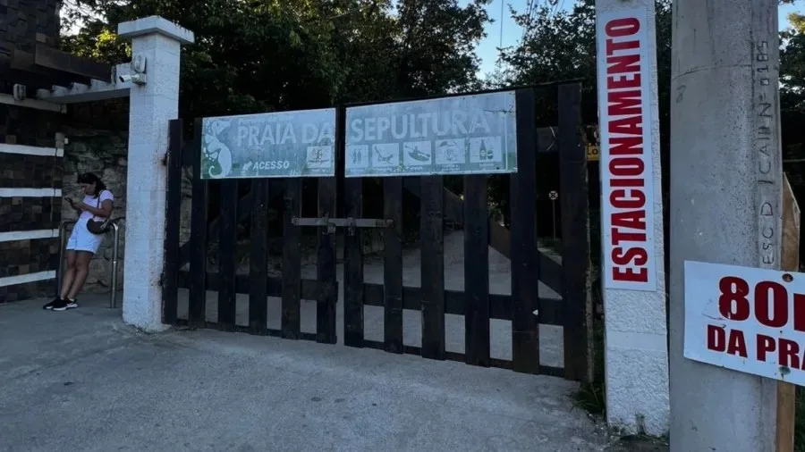 Praia particular? Justiça manda retirar portão que bloqueia acesso à praia em SC