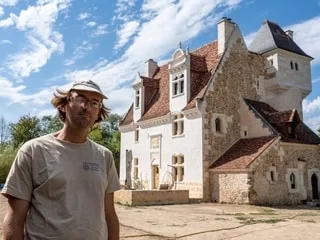 EN IMAGES. Ce tailleur de pierre construit depuis 16 ans une incroyable maison médiévale et y vit avec sa famille