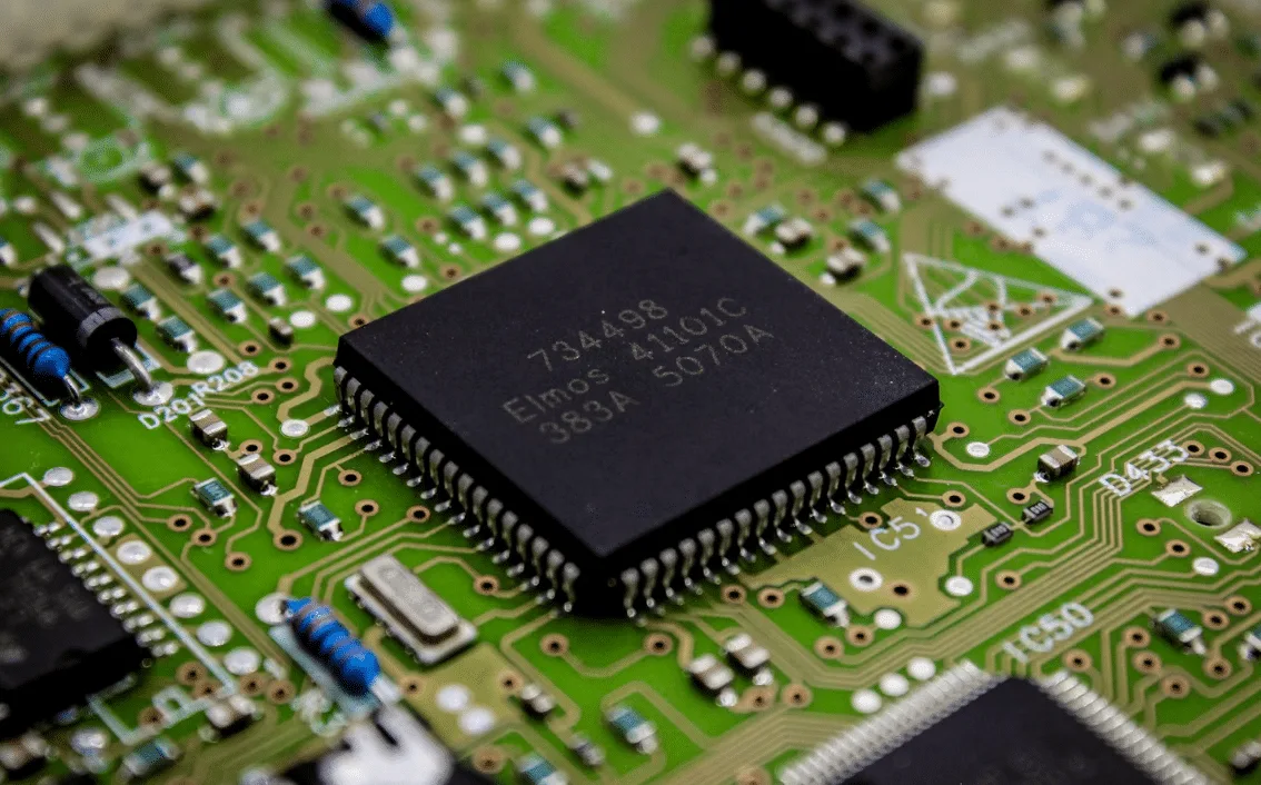 Guerra dos Chips: China cria sensor que transforma luz em “tokens” de IA e é 10 vezes mais eficiente em energia