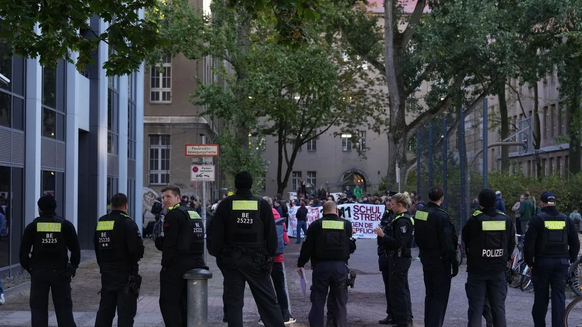 Demonstration: Protest vor Gymnasium: Polizei holt Kinder aus Schule