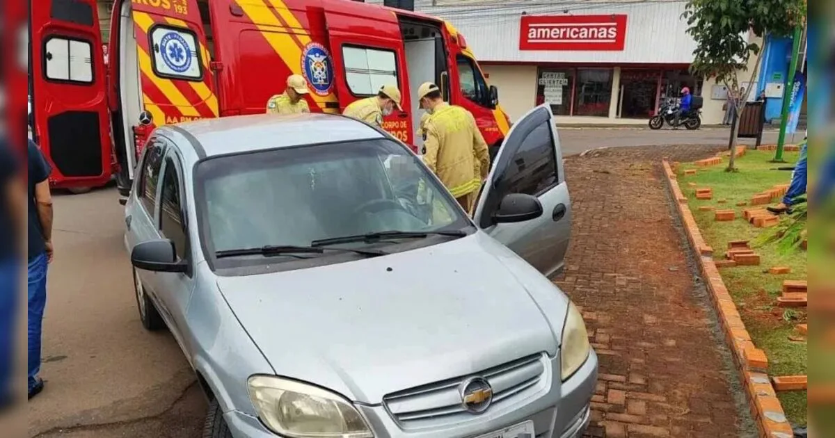 Motorista é levado à UPA após Celta parar sobre calçada em Ivaiporã