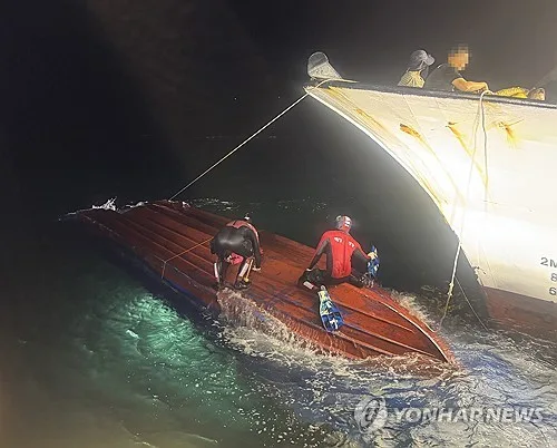 밤사이 통영 앞바다서 낚시어선 사고로 전복…1명 부상