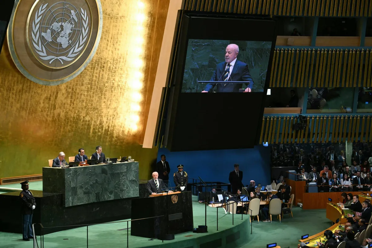 Lula mira Flávio Bolsonaro na ONU e diz que vai derrotar “inimigos da democracia, internos e externos”