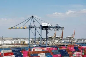 Investimento em IA ameniza perdas com guerra e OMC sobe projeção para comércio global