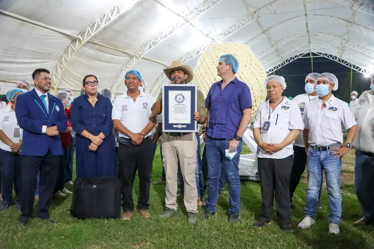 Chiapas le come el mandado a Oaxaca: Pijijiapan hace la bola de quesillo más grande del mundo (VIDEO)