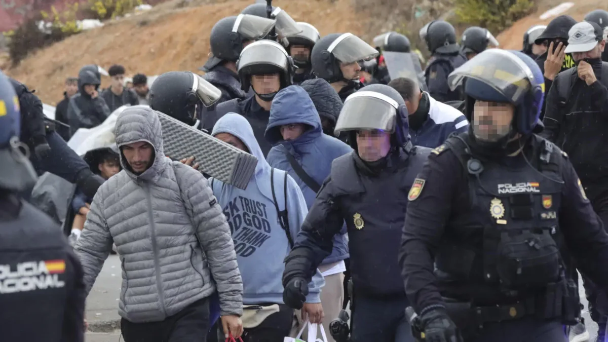 La Policía realiza el primer operativo en los barrios de Ceuta para localizar a migrantes y decenas de ellos huyen por los montes