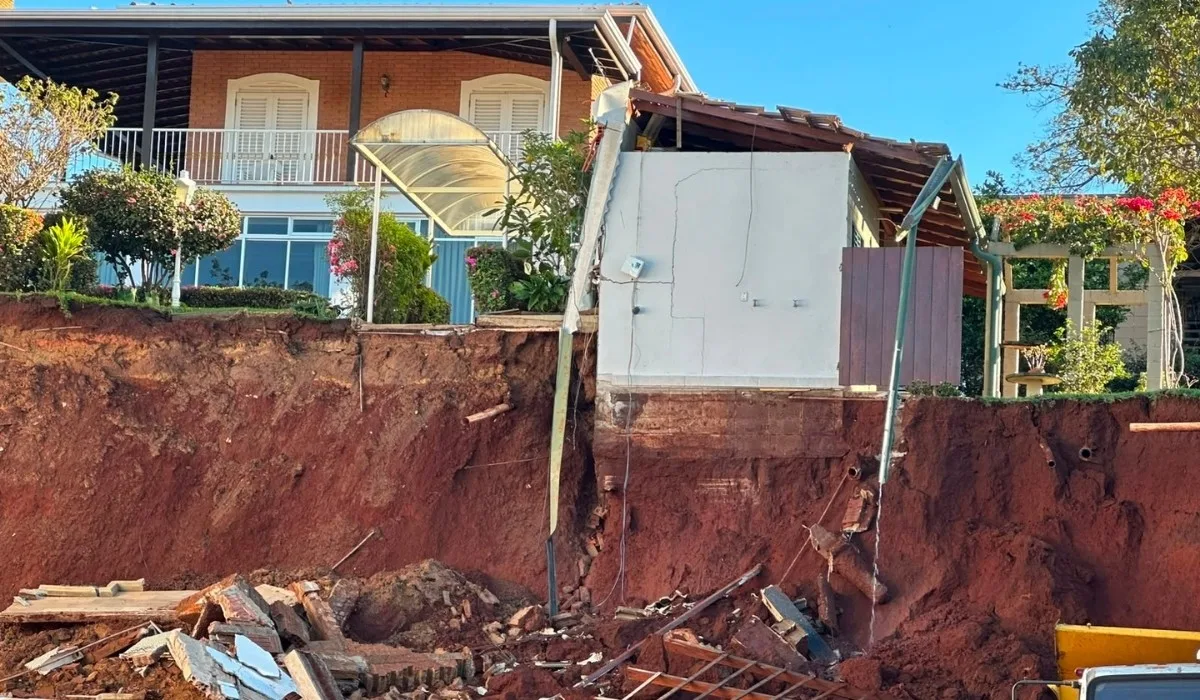 Muro de duas casas desaba após obra no bairro Taquaral, em Campinas