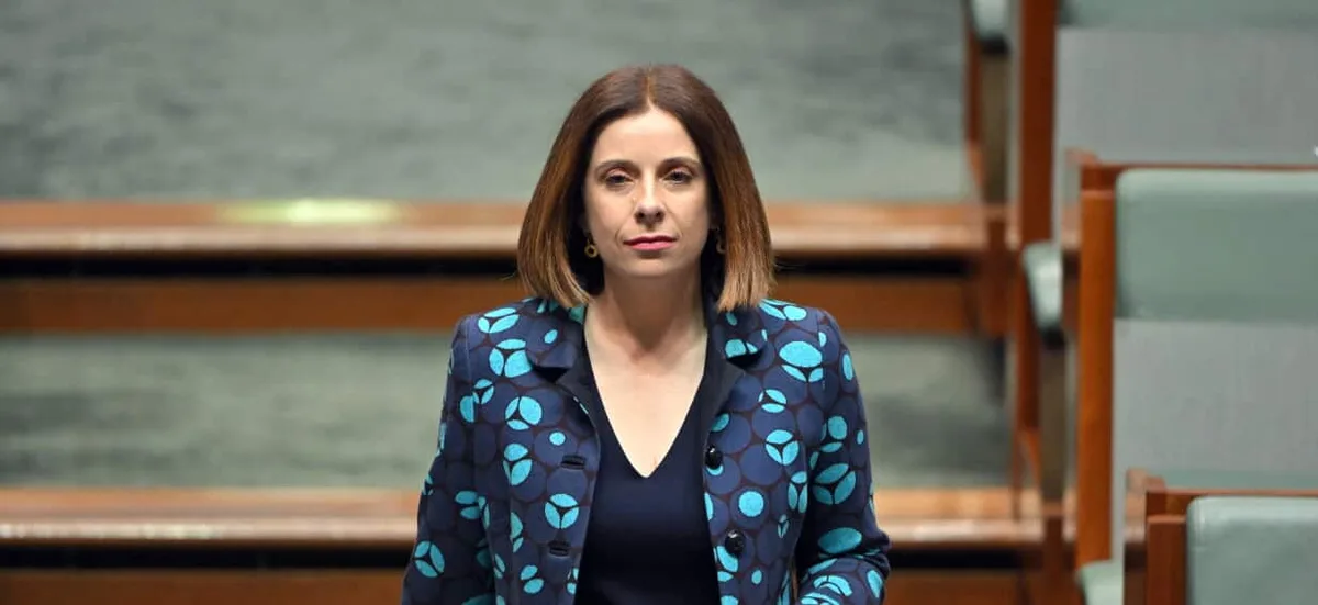 Labor urges Greens, Coalition to pass social media reforms after 'dawdling and delay'