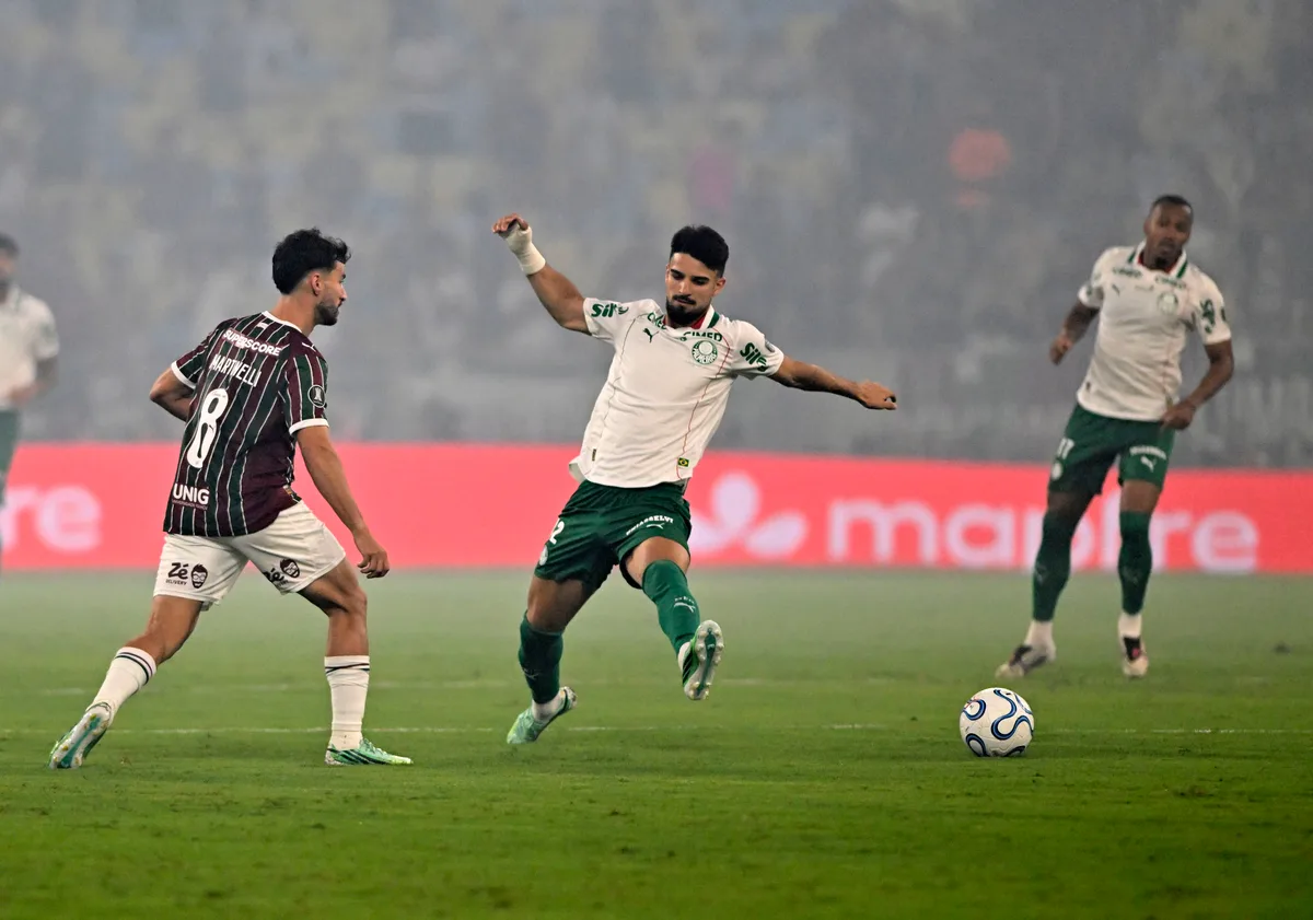 Martinelli será reavaliado nesta quinta após deixar jogo do Fluminense com dores no joelho