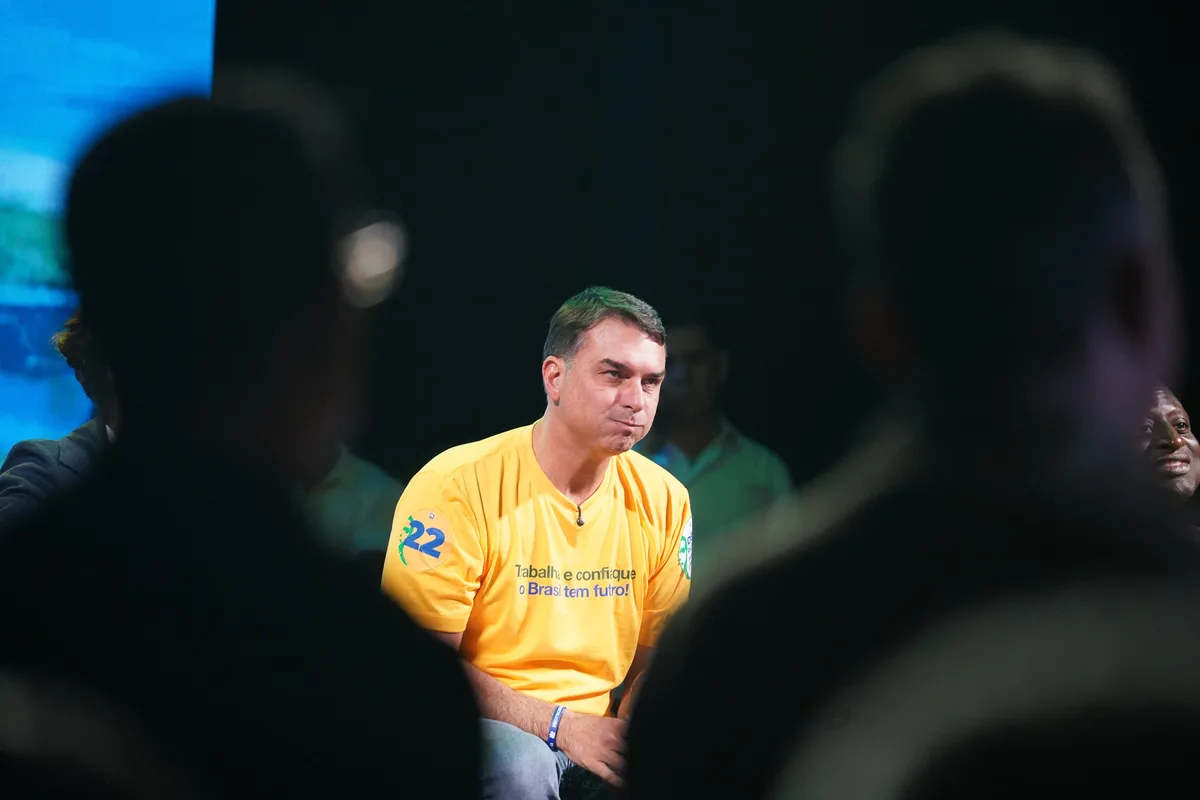 Flávio Bolsonaro é filiado ao partido Missão, e registro de candidatura no TSE atrasa