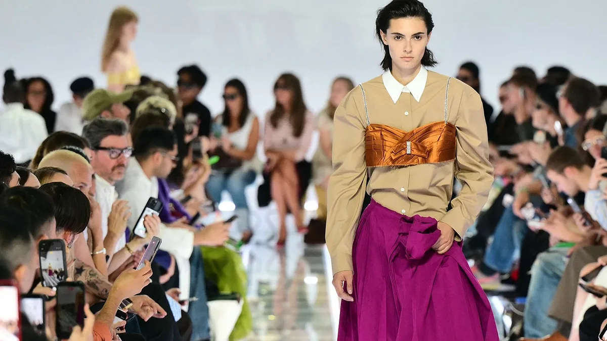 A Semana da Moda de Milão começa com uma homenagem à saia da Prada