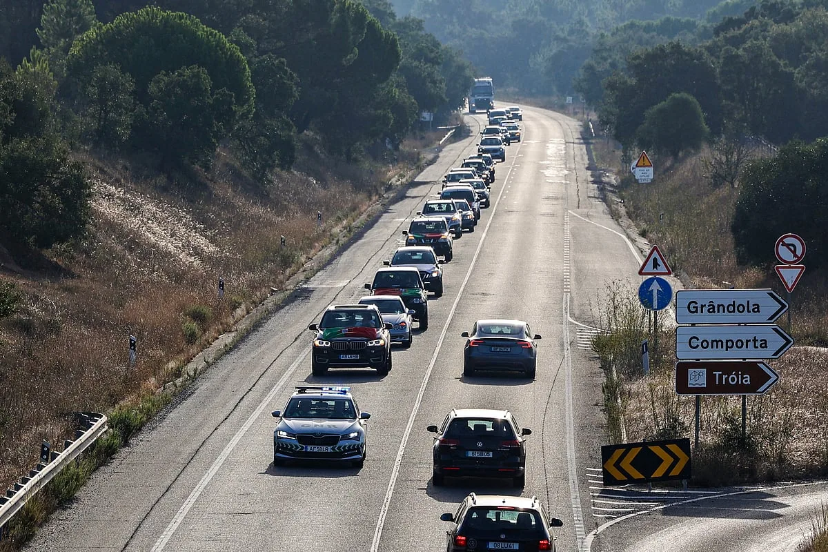 400 camiões em marcha lenta prometem bloquear três autoestradas contra preço dos combustíveis