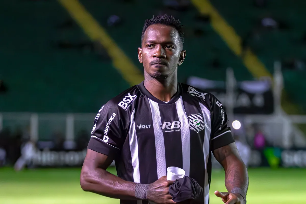 Mais eficiente do Figueirense, Hyuri destaca papel dos reservas: "O banco tem que ficar sempre atento"