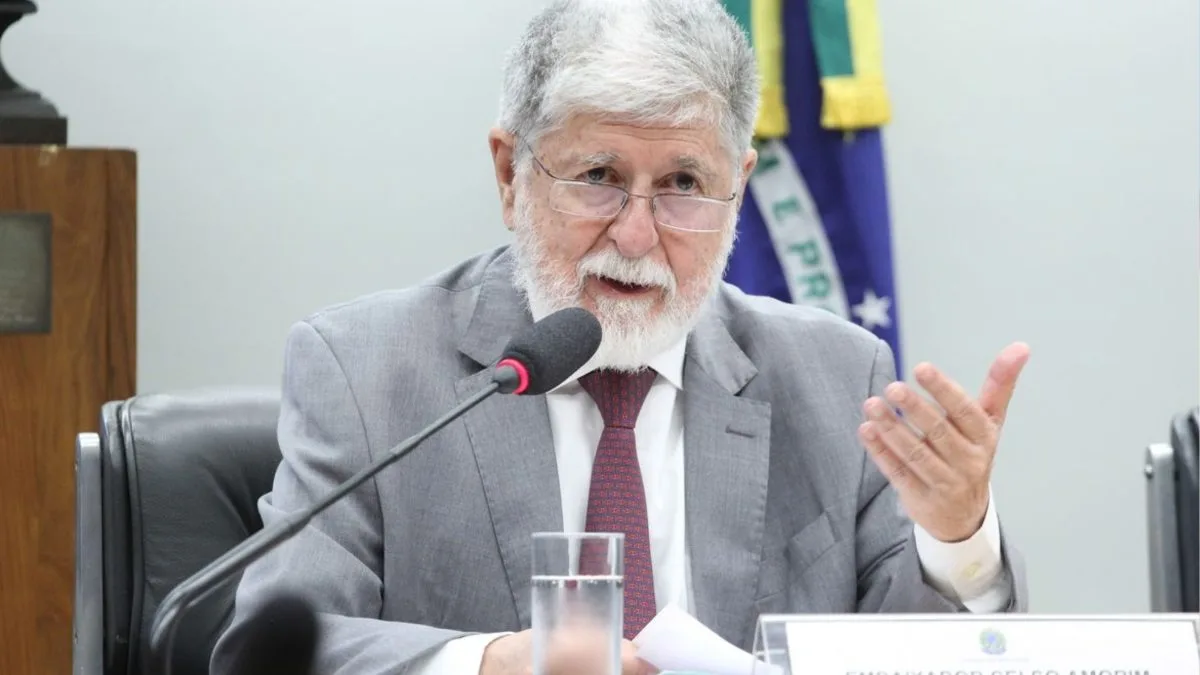 Celso Amorim diz que sente vergonha da ‘servilidade’ do Brasil a outros países após provocação de deputado do PL