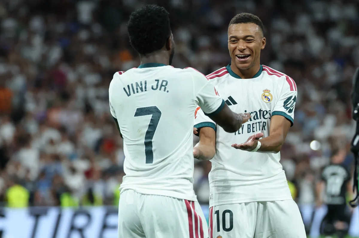 Com gols de Vini e Mbappé, Real Madrid vence e lidera o Espanhol