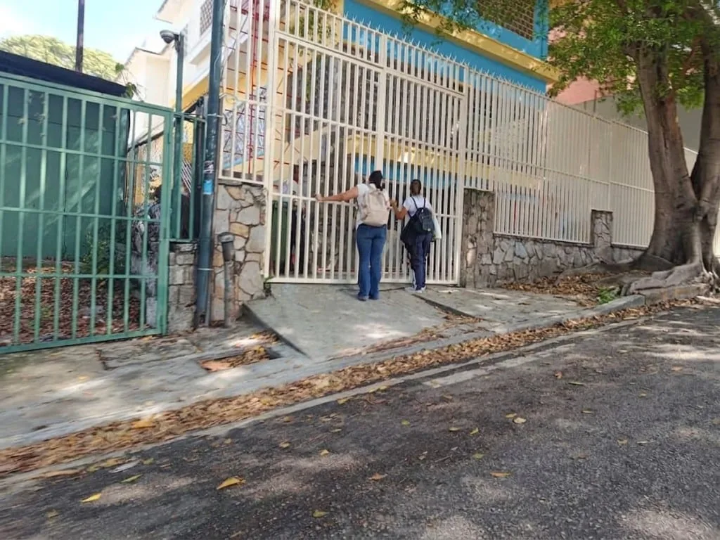 Clases comienzan con baja asistencia pese a cifras oficiales