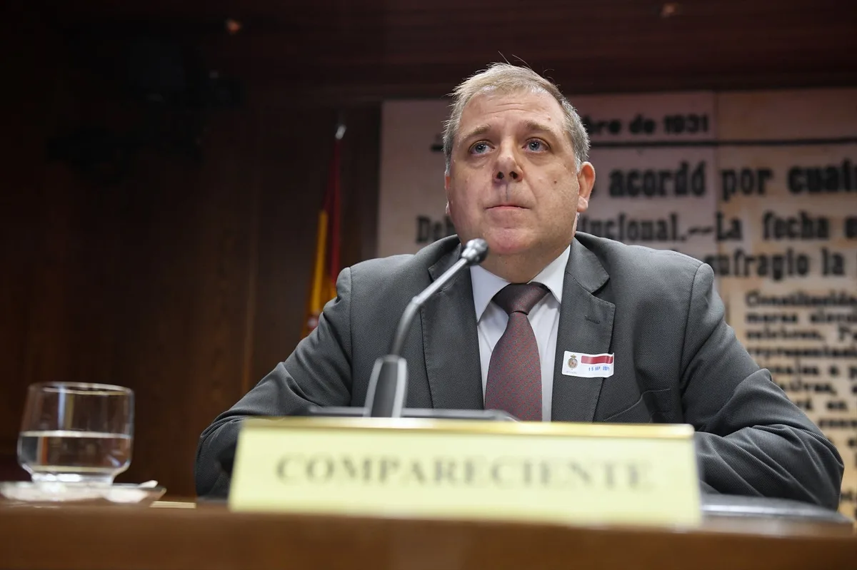 Juanma Serrano, el hombre que puso su Mercedes al servicio de Pedro Sánchez para que volviese a Ferraz y cuyo móvil guarda miles de mensajes que intercambió con Leire Díez