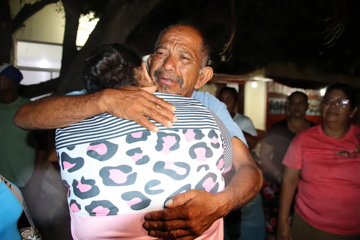 Rescatan a dos pescadores en México después de estar cinco días en altamar sobre una nevera sin agua ni comida
