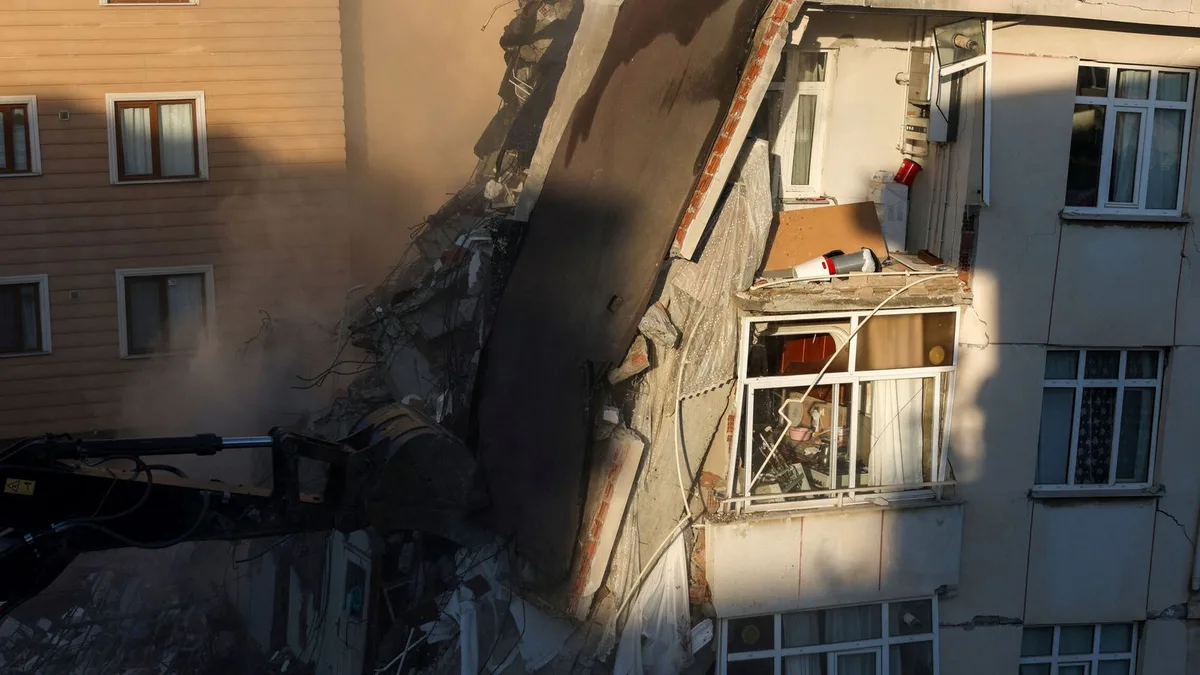 El derrumbe de un bloque ampliado ilegalmente en Maltepe (Turquía) deja dos muertos