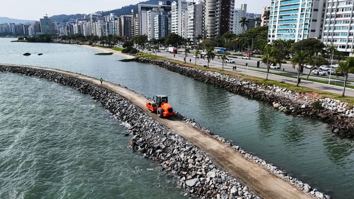 Maior obra em andamento de Florianópolis avança com 27 mil toneladas de pedras em 30 dias e sem nenhum ‘nó’ no trânsito da Beira-Mar