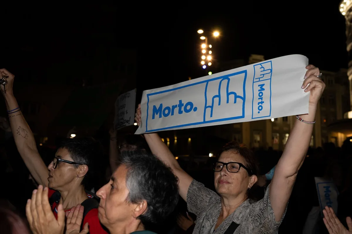 “O Porto é nosso”: 2.500 pessoas mostram força pela habitação. Nova pernoita após violência