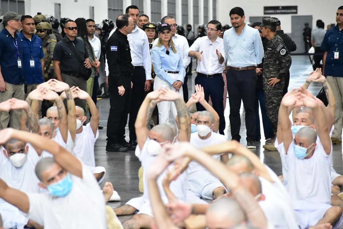 Laura Fernández recorrió el CECOT para conocer el modelo penitenciario de El Salvador