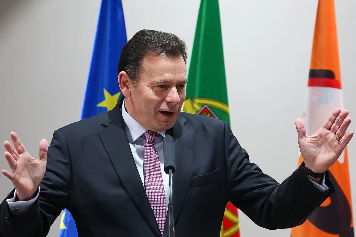 Montenegro responde a Passos: "PSD não deve estar acorrentado ao partido que está à nossa direita"