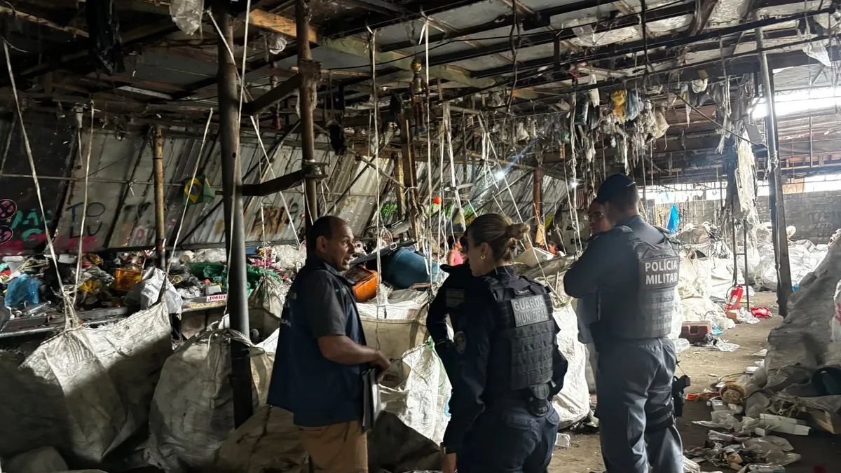 Ferro-velho é interditado por risco de queda de muro e estrutura em Vila Velha