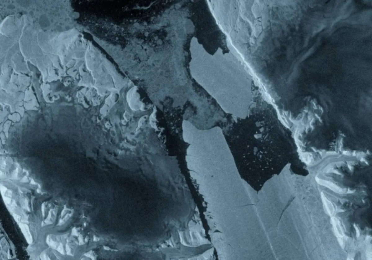 Una isla de hielo del tamaño de Manhattan se desprende del glaciar Petermann en Groenlandia