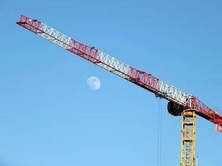 Il menaçait de sauter du haut d’une grue : un homme secouru par les gendarmes et les pompiers