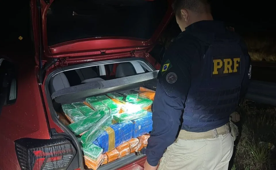 Vídeo mostra perseguição a motorista que abandona 345 kg de maconha após bater em poste e fugir a pé