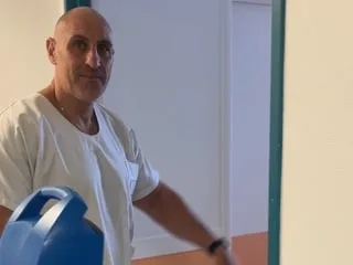 Aide-soignant de nuit à l’hôpital de Saint-Malo, il s’entraîne pour participer à des compétitions de bodybuilding