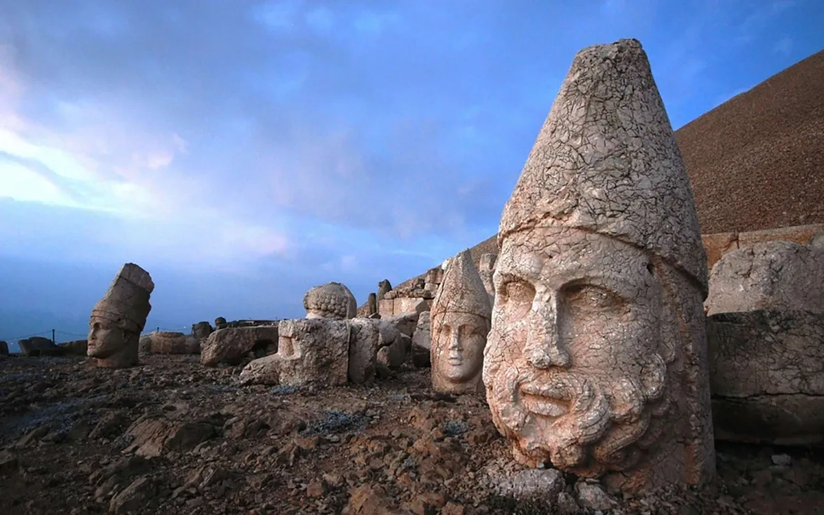 Ces cités que l'on croyait perdues : au sommet de cette montagne, des têtes géantes gardent un tombeau vieux de 2 000 ans