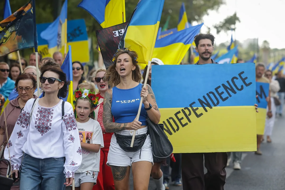 Centenas de pessoas marcham em Lisboa para assinalar 35 anos de independência da Ucrânia (fotos)