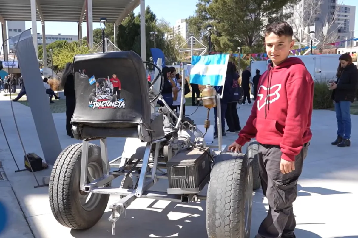 Thiago Príncipe tiene 14 años, construyó un tractor con piezas recuperadas y ahora quiere automatizarlo: “Sentí la innovación”