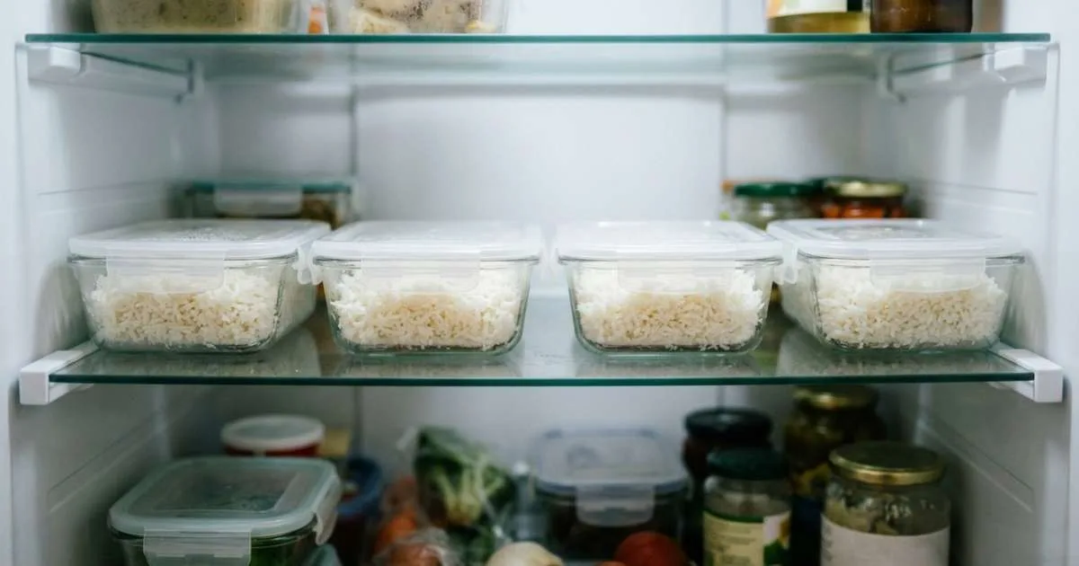 Sobrou arroz do almoço? Britânicos recomendam resfriá-lo rapidamente, colocá-lo na geladeira de preferência em até 1 hora e consumir o que foi guardado em até 24 horas