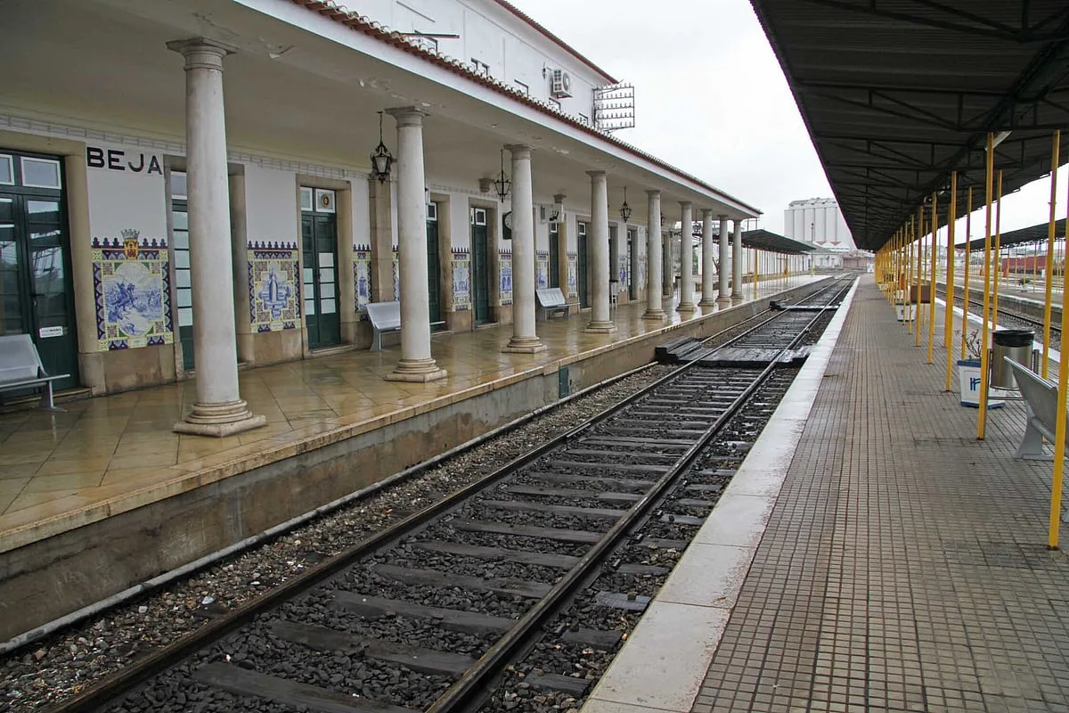 Colisão entre comboio e um veículo pesado fez três feridos, um deles grave, em Viana do Alentejo