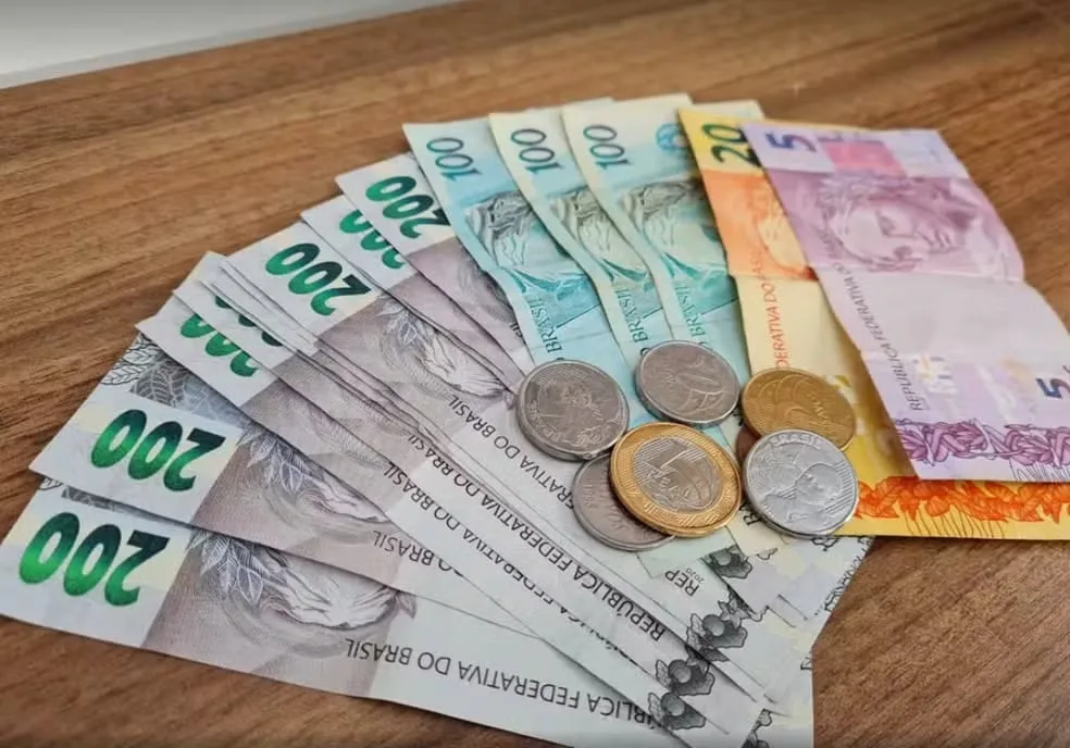 Salário mínimo deverá subir para R$ 1.741 em 2027
