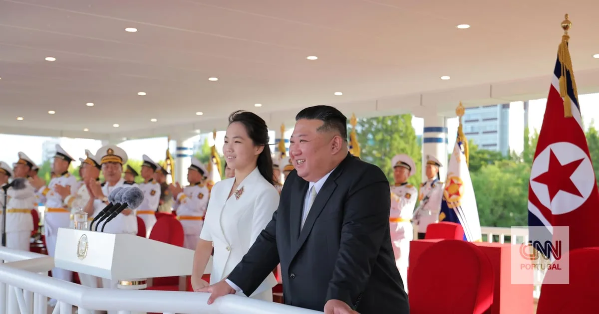 "Novo tipo de arma": Kim Jong-un acompanha teste de novo míssil norte-coreano