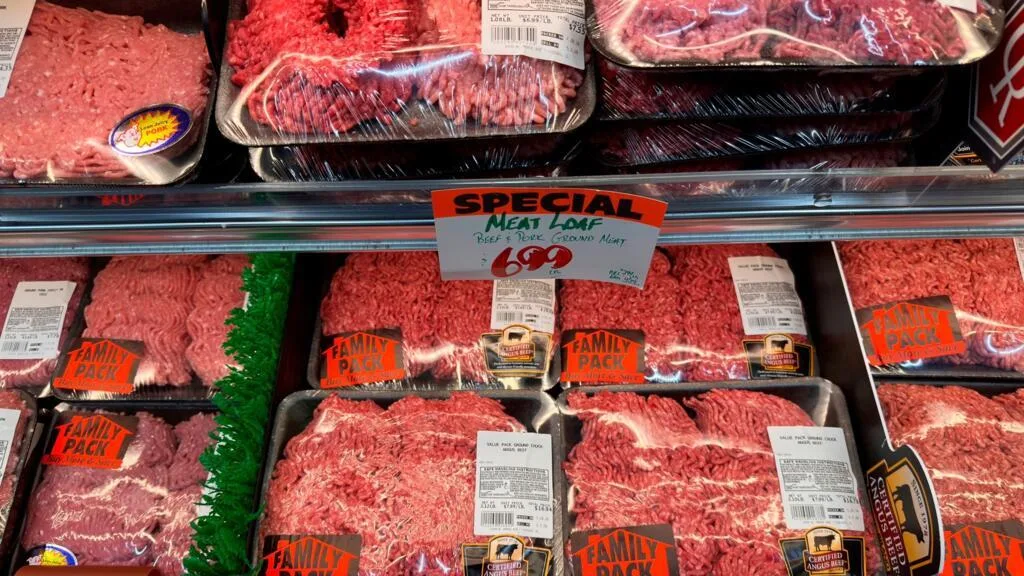 Face à l'inflation, les États-Unis suspendent les taxes sur la viande de bœuf importée
