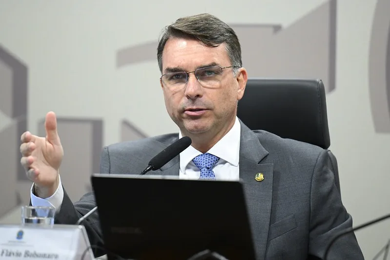 Sem confirmar presença em debate na TV, Flávio irá a sabatina com presidenciáveis