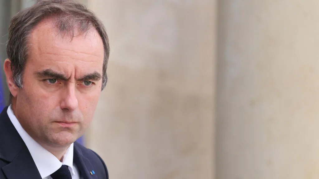França tenta reduzir gastos sociais para conter déficit e evitar agravamento da dívida