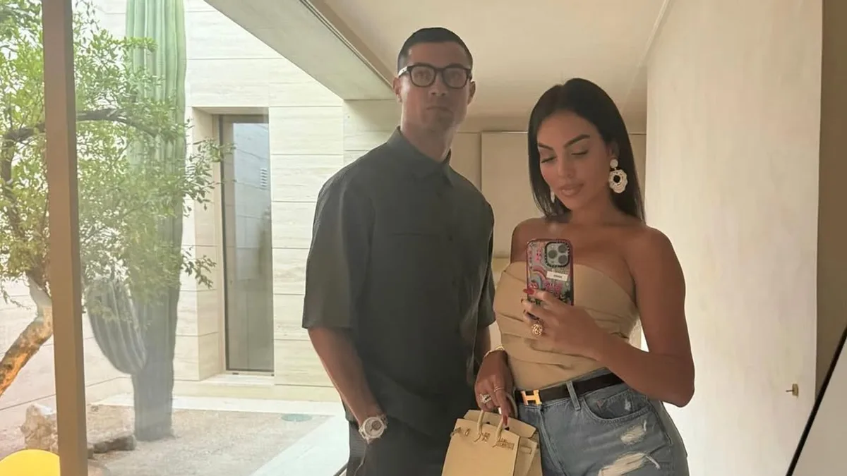 Así es por dentro el salón de Cristiano Ronaldo y Georgina Rodríguez en Cascais: el escenario de su boda en una mansión de 60 millones