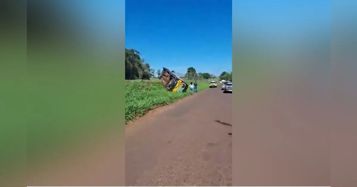 Homem em situação de rua furta van escolar com chave na ignição e capota no PR