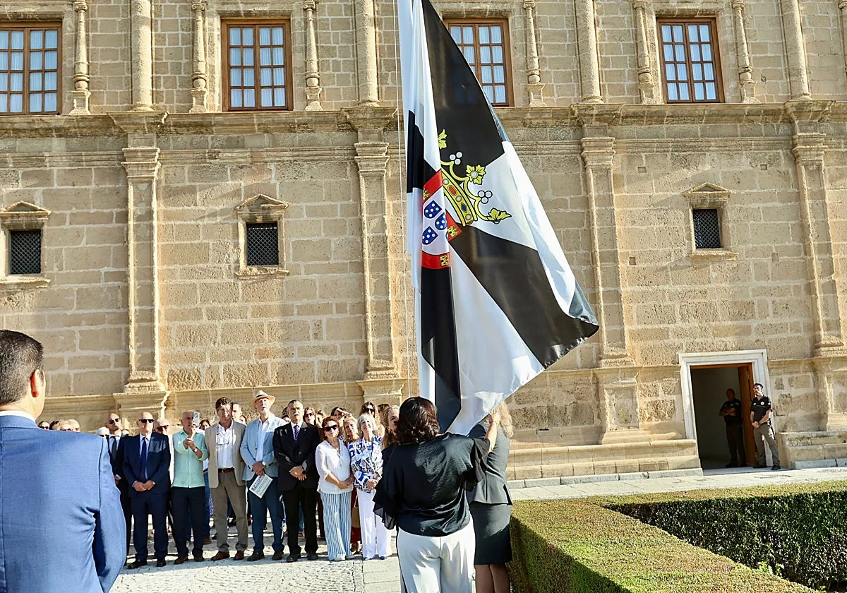 El Parlamento de Andalucía iza la bandera de Ceuta con el 'plantón' de toda la izquierda