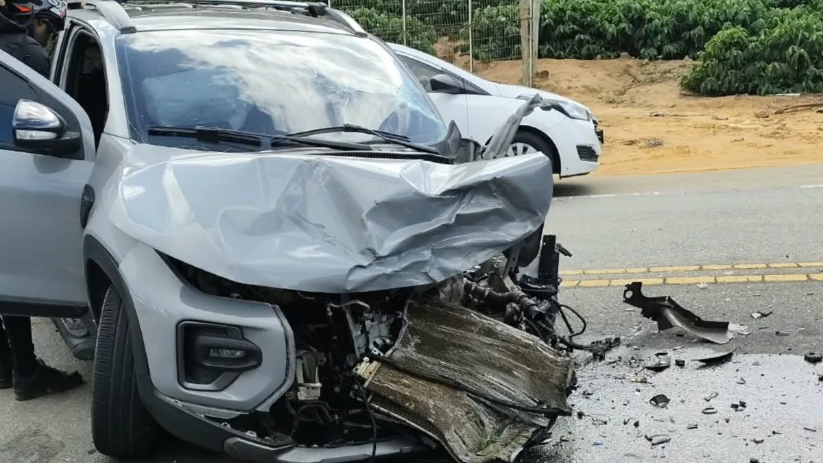Homem fica gravemente ferido após colisão frontal entre carros em São Domingos do Norte
