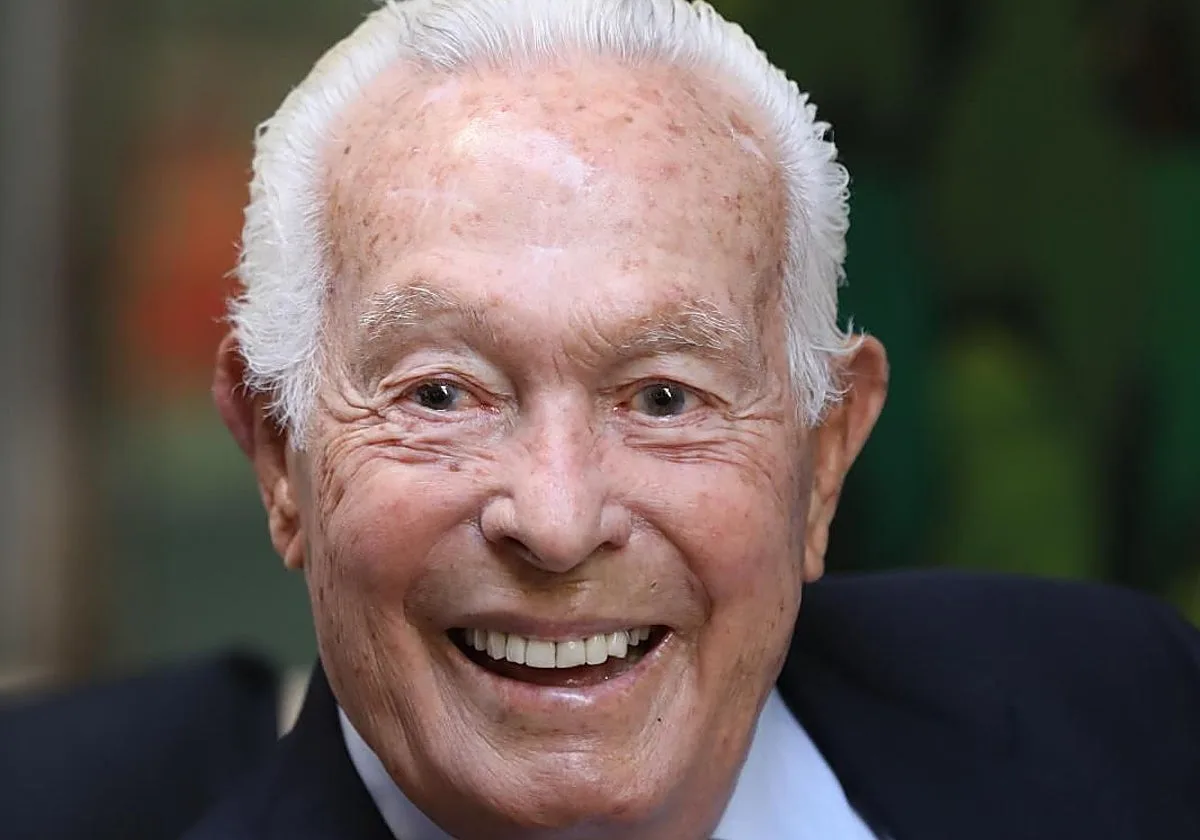 Curro Romero recibe el alta médica del Hospital Virgen Macarena