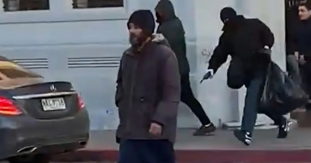 Uruguay: cuatro ladrones asaltaron un banco, escaparon en un auto de lujo a plena luz del día y quedaron filmados