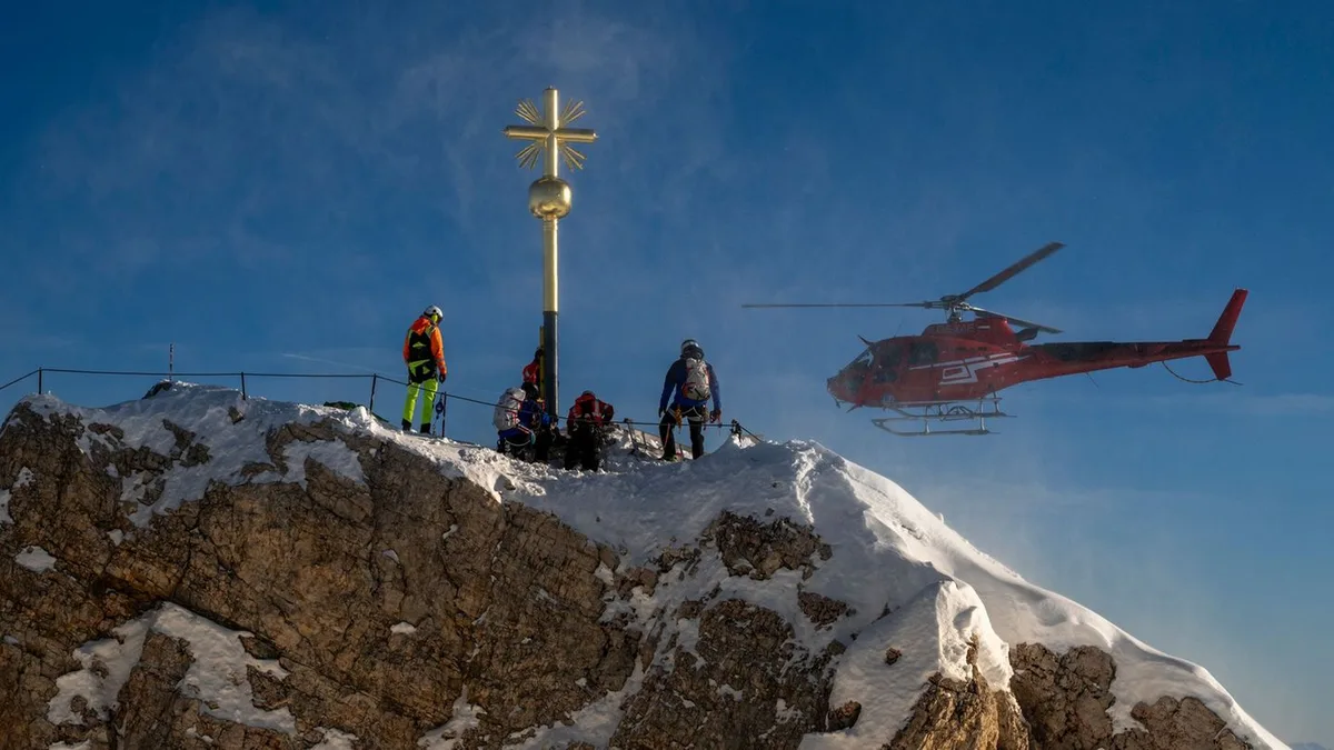 Nach Restaurierung: Wieder Sticker am Kreuz der Zugspitze: Klebesünder gesucht