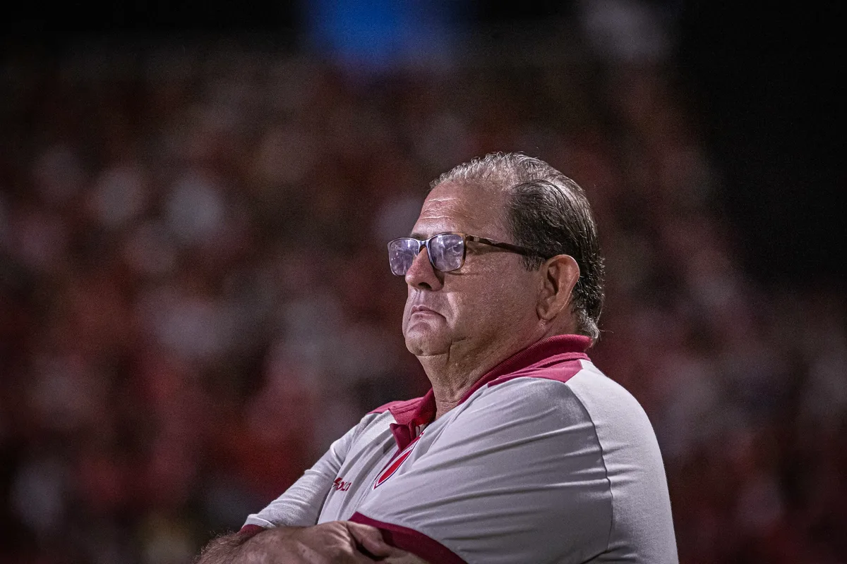 Guto Ferreira avalia sobre empate sofrido pelo Vila no fim: "Dói para caramba, mas não mata"